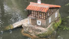 Plasencia restaura las casas en miniatura del parque de Los Pinos tras actos vandálicos