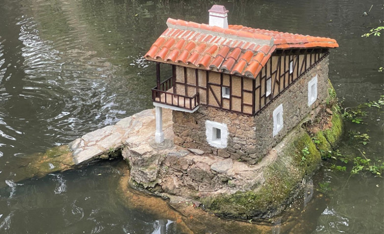 Plasencia restaura las casas en miniatura del parque de Los Pinos tras actos vandálicos